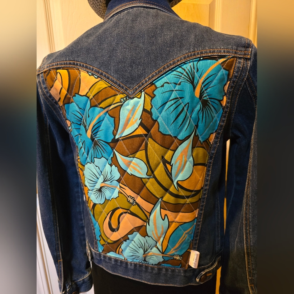 🩵💙🤎Upcycled Retro Hibiscus Quilt Back Denim Jeans Jacket. Made w/♡